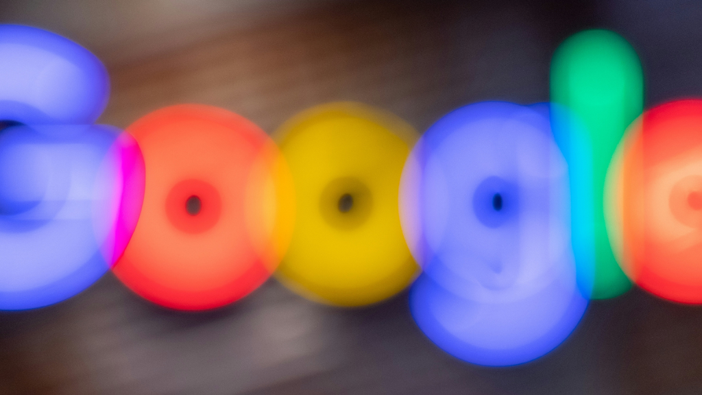 Google Discover com IA - Feed de notícias em um smartphone recebe páginas de sites e as organiza com inteligência artificial e preferências em linguagem natural.