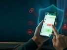 Pessoa protege aplicativo de mensagens no celular contra link malicioso, QR Code falso e tentativa de roubo da conta. proteger WhatsApp