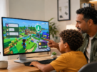 Pai orienta criança em jogo online com controles de chat, privacidade e compras na tela